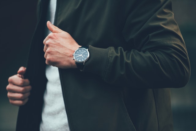 デュアルタイム腕時計を身につける男性
