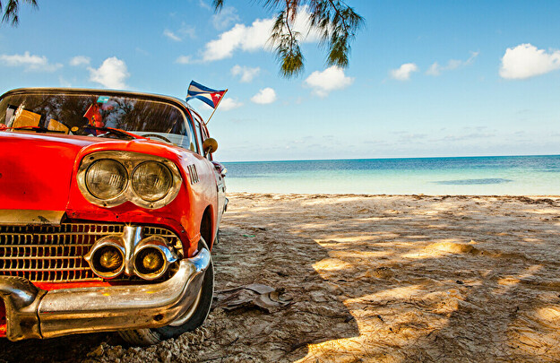 キューバの海とクラシックカー