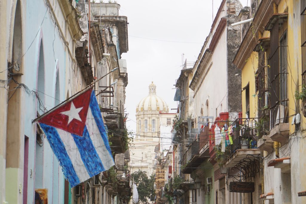 キューバの街並みとキューバ国旗